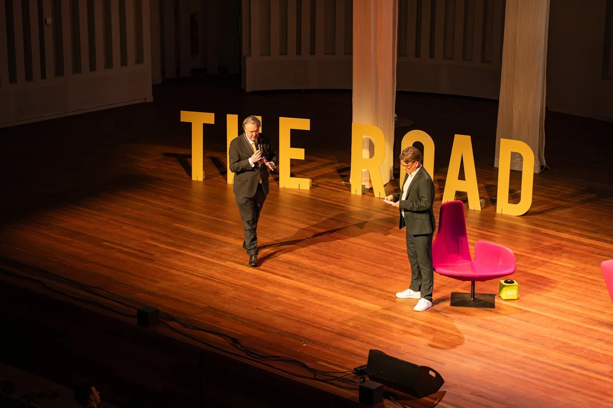 Jerre Maas op het podium van The Road, met de zaal voor zich